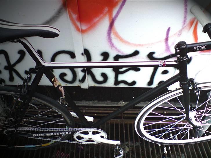 Centurion single-speed - som den ser ud i dag... har lavet ny saddel der passer ´mustang´ lakeringen ;) og nyt fordæk i samme stil..... + hvidt kranksæt  billede 1