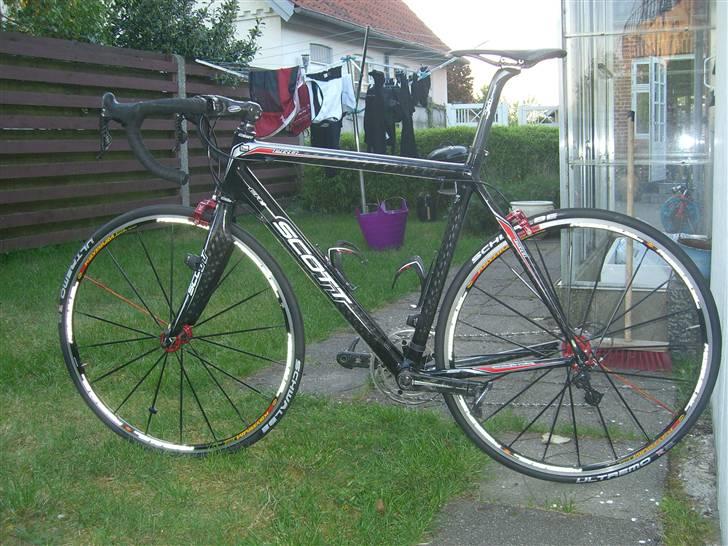 Scott CR1 Pro 08 - Her vejer den 6.8kg men syntes selv at cyklen passer vildt godt sammen OGSÅ med trænings hjulsæt;O) billede 3