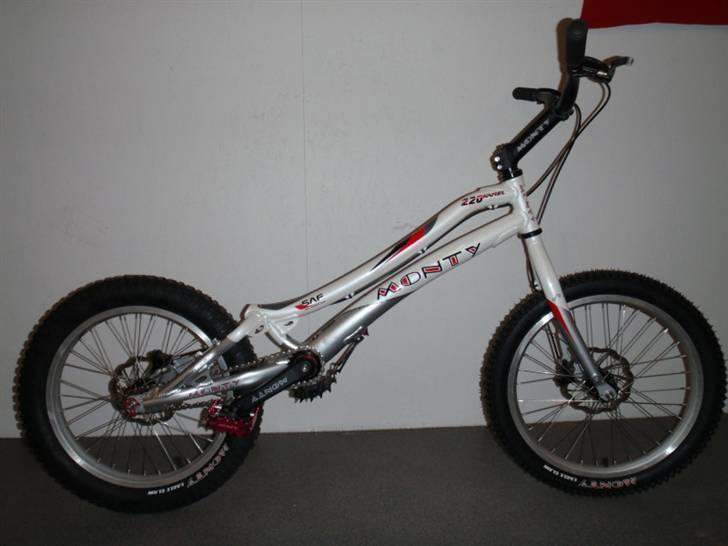 Monty 220KAMEL SOLGT billede 1