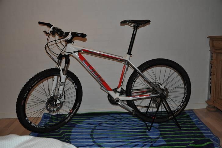 Cube LTD Pro 2009 - SOLGT - Nye billeder med det nye stel. Billedet er taget med blitz.- Billede 12 uden. billede 1