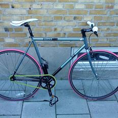 Fuji Track Street Fixie-bike