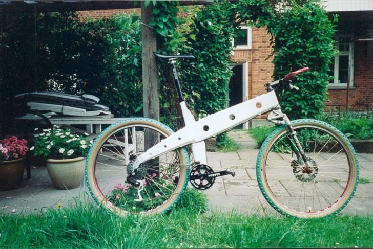 Zaco Hardtail - Dette billede er fra første gang cyklen var samlet, hvis man lægger mærke til, så står den stejlt i vinklerne hvilket gjorde at den kørte ad helvede til. Men læg også mærke til detaljen at jeg for 10 år siden kørte 2x9 billede 14