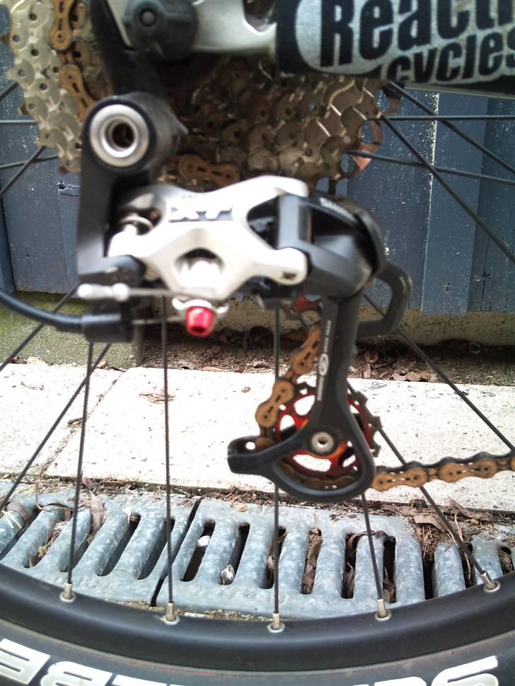 Giant Trance X4 2009 - KCNC røde pulleyhjul og en rød alu bolt på shimano XT bagskifter. billede 20