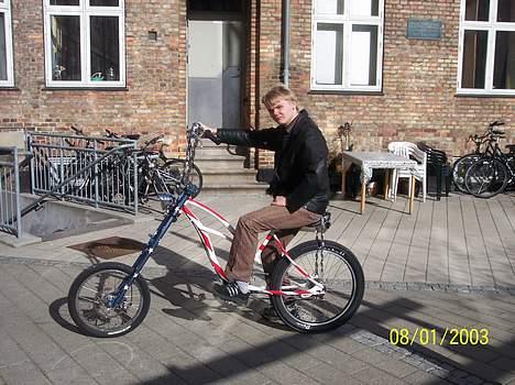 No-Name chopper - En glad mand, på hans nye cykel billede 1