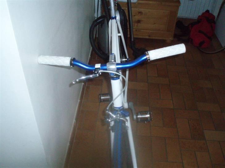 No-Name Riis Fixie TILSALG - Styr, håndtag og bremse - læg mærke til hvordan farverne går igen billede 2