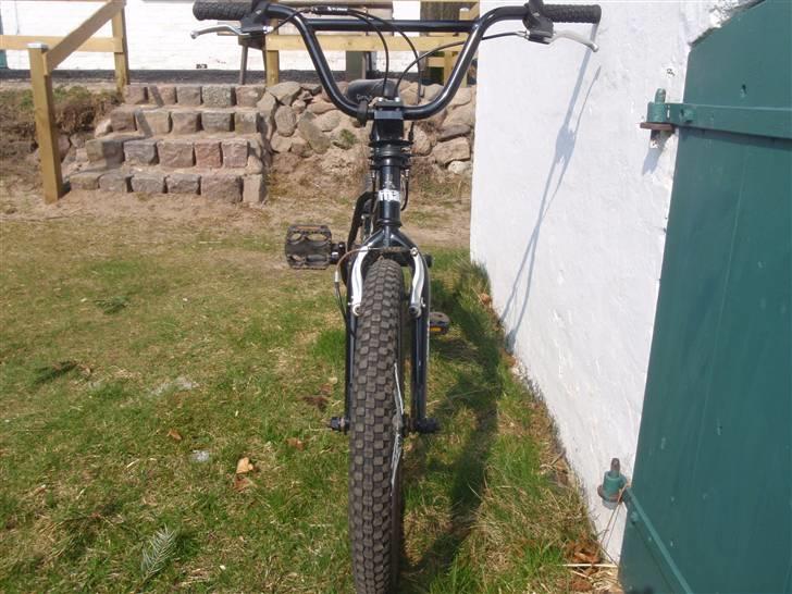 X-zite bmx ---SOLGT--- - cyklen forfra styret sidder lidt skævt.  billede 4