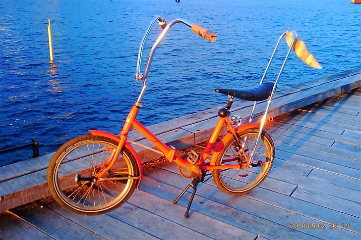Retro no name solgt  - her står hun og stråler ude ved kajen i solnedgangen mens jeg får en kajbajer billede 1