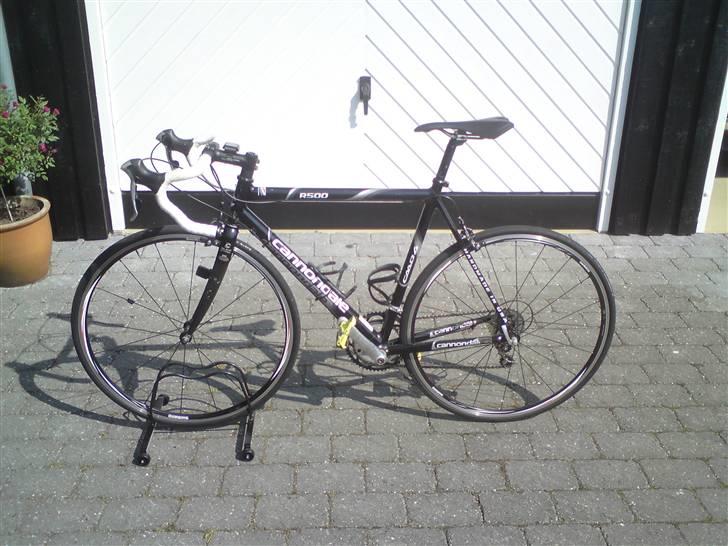 Cannondale R500 CAAD 4 - Fik lov at stå ude i 5 minutter, men så også hurtigt ind i garagen igen :D billede 1