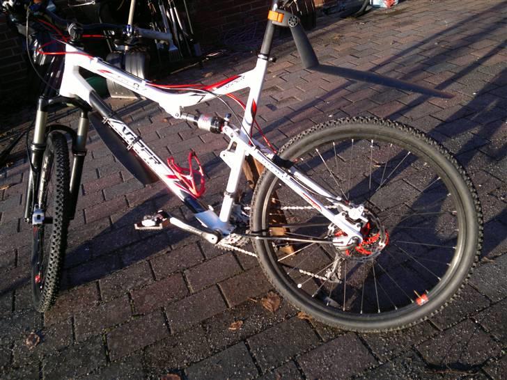 Viper Fugitif carbon flex solgt - Det her billede har jeg sat på, så man kan se, hvor tynd carbon bagsvingeren faktisk er billede 6
