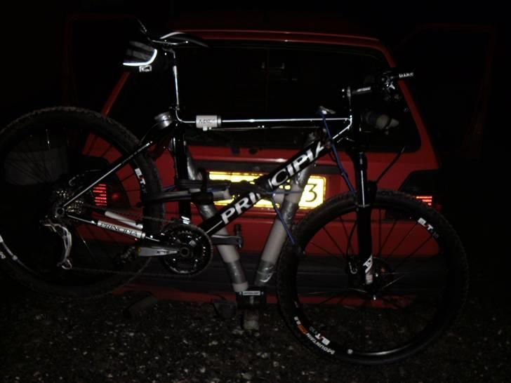 Principia MXCe Stjålet - Cyklen monteret på den "blødgjorte" cykelholder billede 8