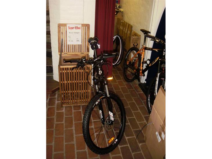 {{currentPhoto.altText}} billede {{currentPhoto.number}}