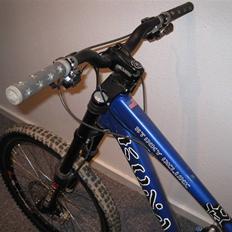Kona Stinky Deeluxe