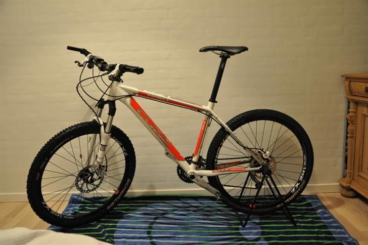 Cube LTD Pro 2009 - SOLGT - Nye billeder med det nye stel. Billedet er taget uden blitz. billede 11