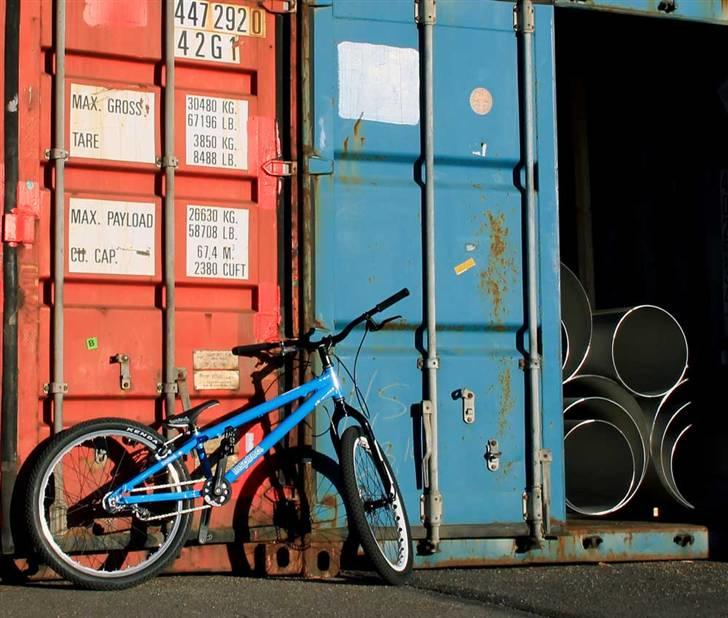 Inspired 4Play TEAM - Containers på vej til Rusland men cyklen blir hjemme hehe billede 4