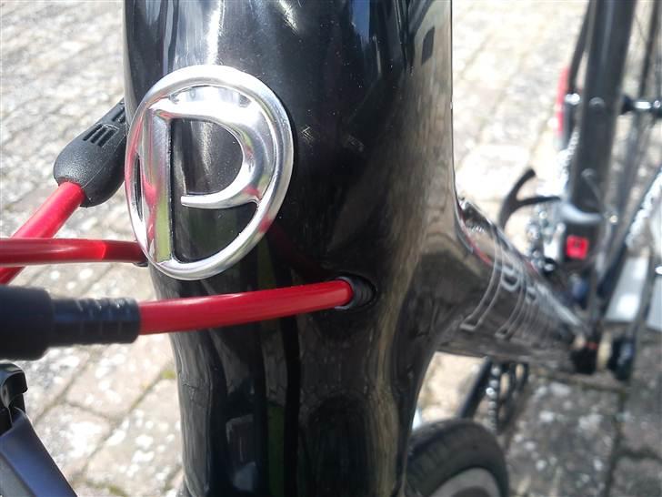Principia RSL C12T 2010 - Elegant indvendig kabelføring, der går igen på hele racercyklen med undtagelse af kædestagen. billede 20