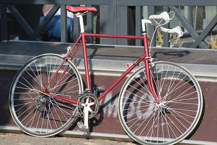 Nishiki No Name Custom - 99% færdig.

De hvide kabelsokker er ikke monteret. billede 1