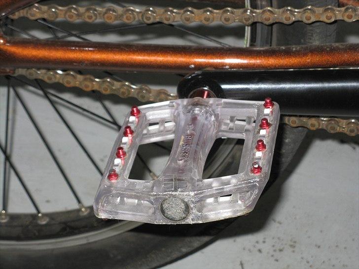 Kuwahara bravo 2,5 20"   2009 - Gusset Pinhead platform pedaler
klare med røde allu knopper og akse billede 6