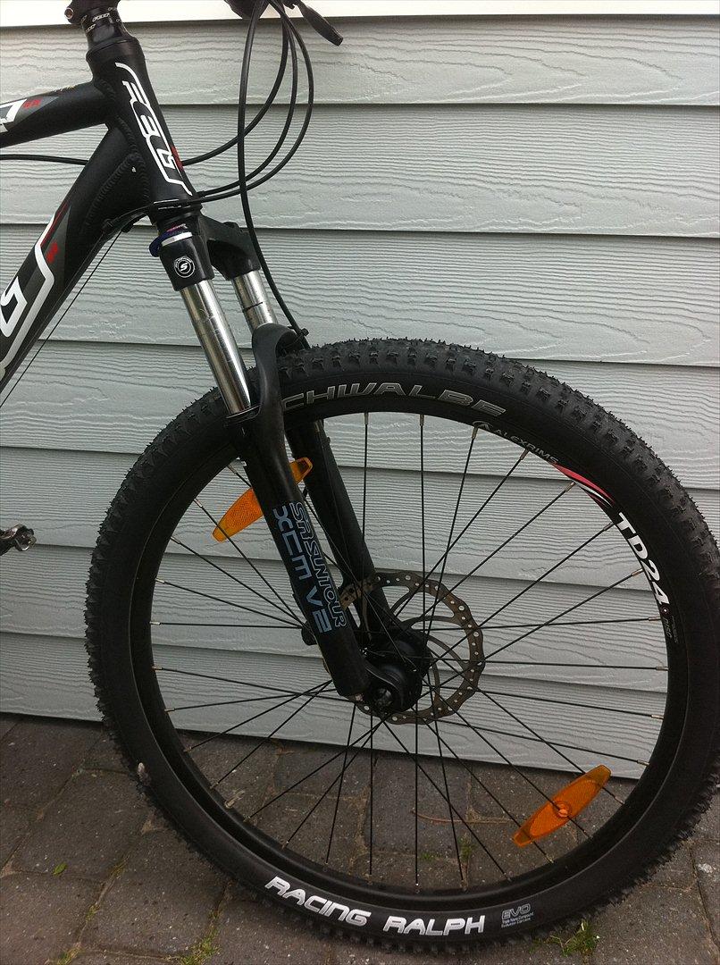 Felt Q620 - Schwalbe Racing Ralph 26" x 2.25. egentligt lidt for brede, men det går, originalt monteret med 26" x 2.1 billede 8