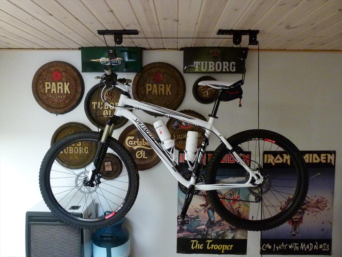 Specialized Rockhopper SL Pro - Når den ikke blir brugt hænger den på sin plads billede 2