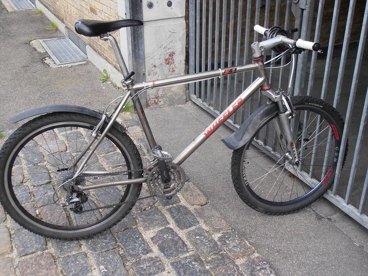 Wheeler E1 Titanium *STJÅLET!* - 31-08-11 som den står. Venter på Gore kabler til gearet. Har lige hentet XTR bremser, der skal på. billede 14