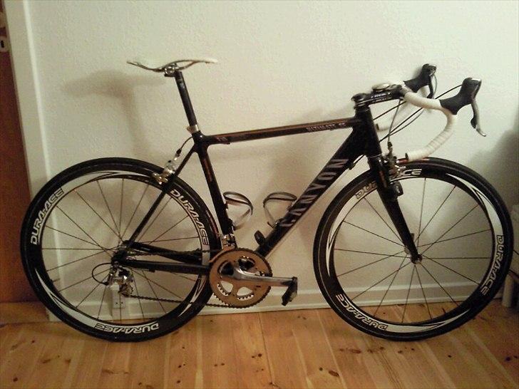 Canyon Ultimate CF10 - Cyklen i race mode billede 1