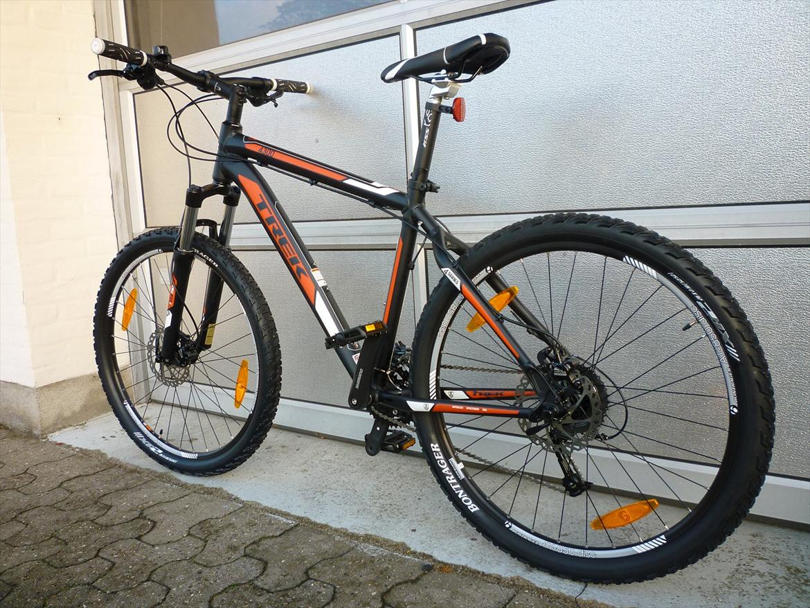 Стоящий трек. Trek 4300 2012. Trek 4300 Disc. Trek 4300 Disc 2012. Trek 4300 2014.