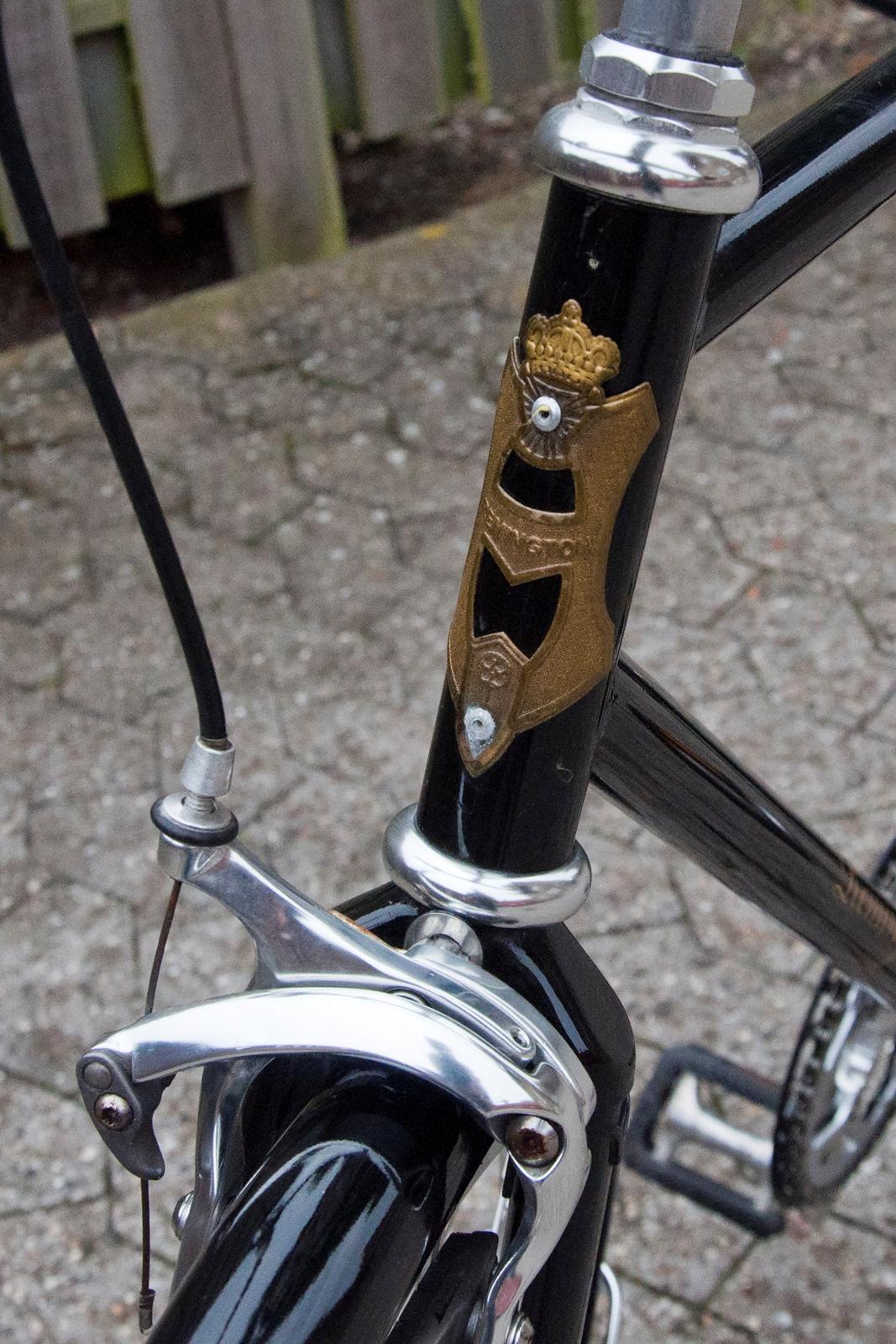 Viva Remington - Remingtons forsøg på at lave noget klassisk/eksklusivt. Egentlig et meget nydeligt messing logo på kronrøret. Men det er noget tyndt blik og nogle klossede nitter i forhold til det man ser på rigtige vintage cykler. billede 7