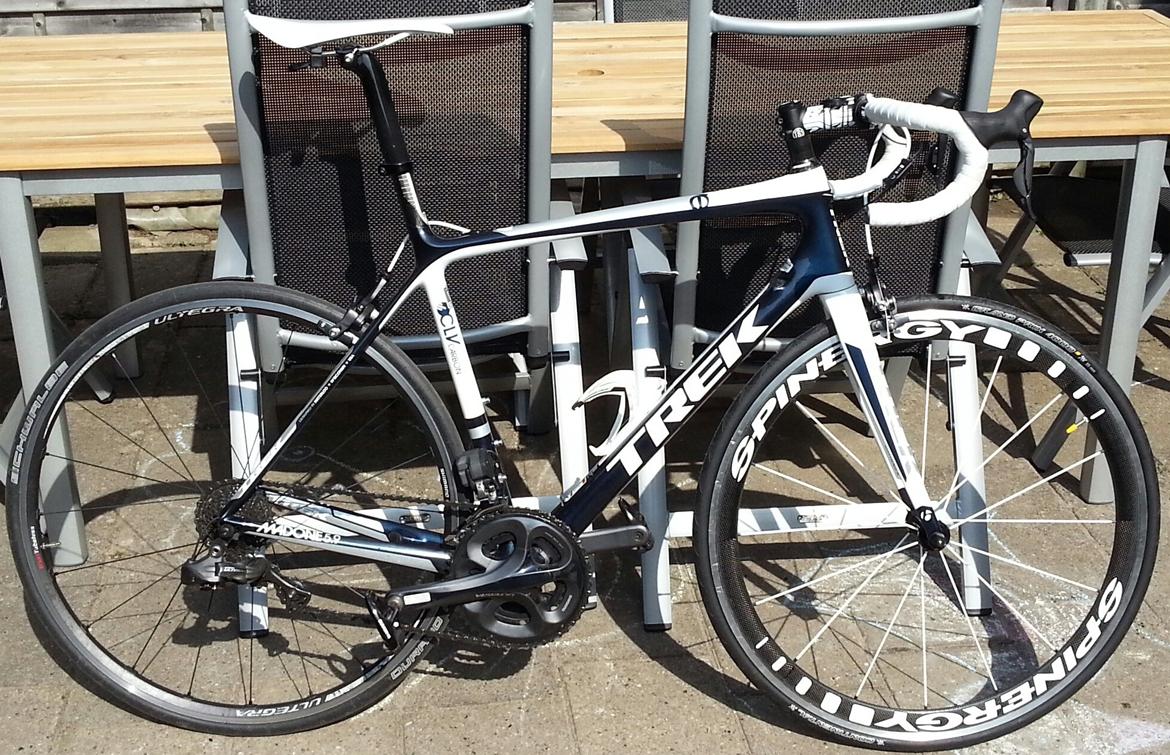 Trek Madone 5.9 Di2, H2 2012 - kan godt se det lige giver et ekstra pift til cyklen , med nye hjul  billede 6