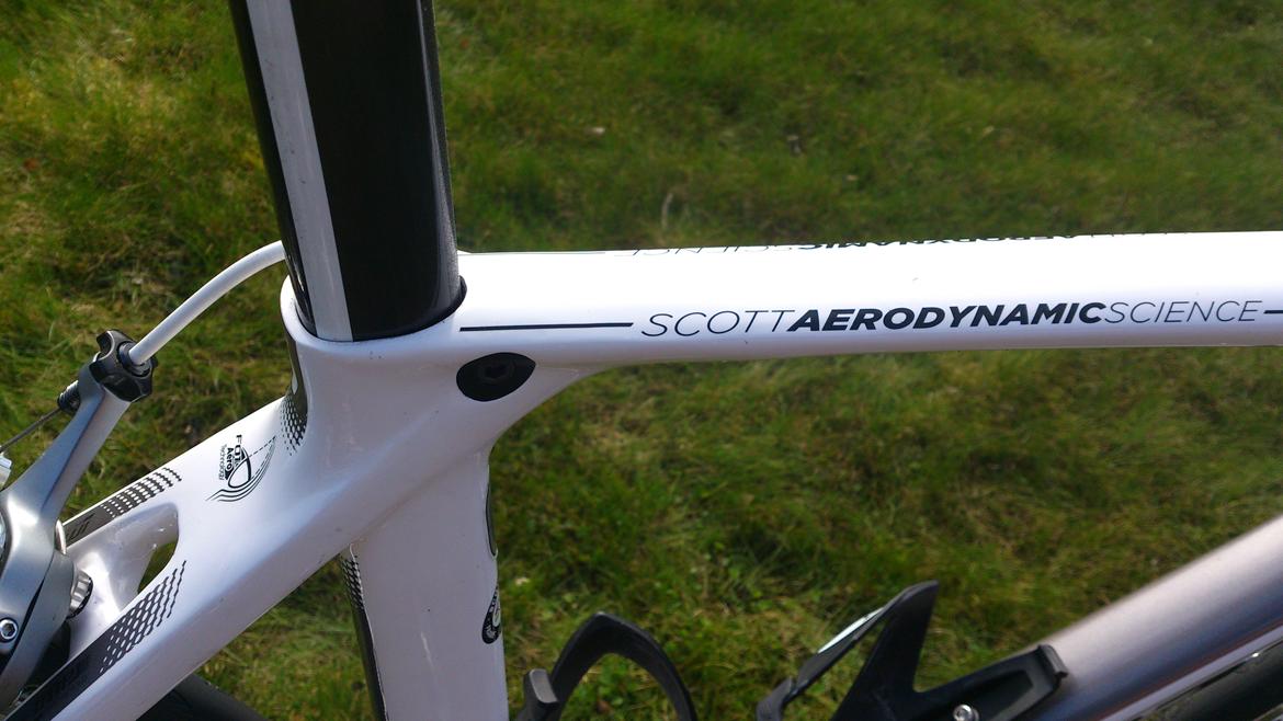 Scott Foil 10 - Som man kan se, så spænder man saddelpinden i rammen. Det er pga. det giver en bedre aerodynamik. billede 2