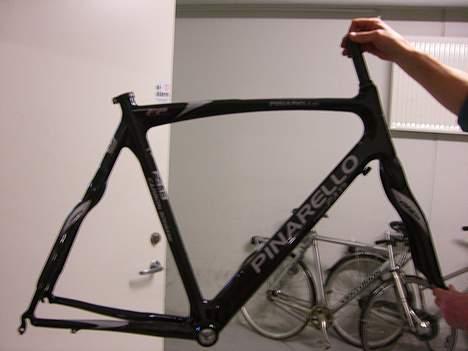 Pinarello F4:13 carbon 30HM3K - Pinarello stel F4 13 Carbon sort  inden cyklen samles billede 3