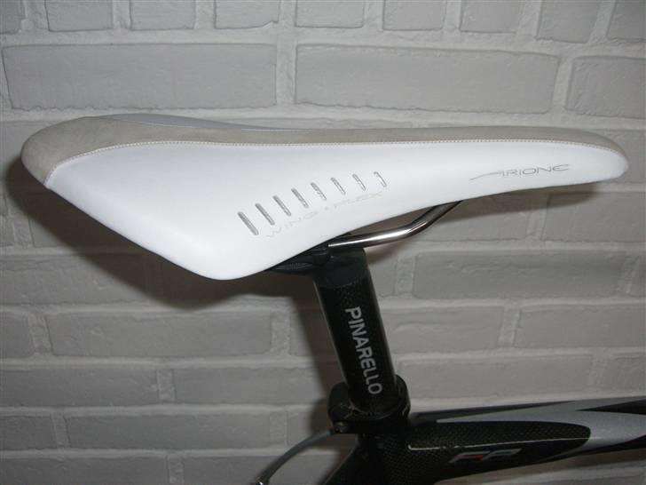 Pinarello F4:13 carbon 30HM3K - Hvid Fizik sadel Airbone billede 13