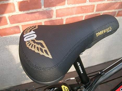 Brand-X MK III - DMR saddel. Der er et lille håndtag under sadlen, til når man skal løfte rundt på biken. billede 12