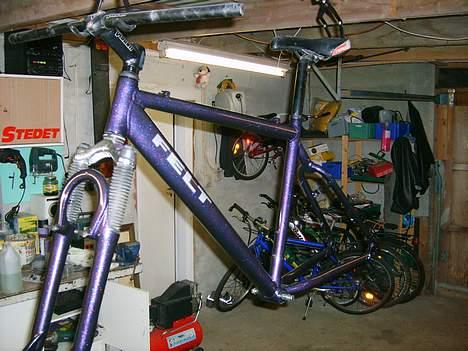 Felt FS900 - Her er den blevet slebet ned og malet med kamælionmaling billede 2