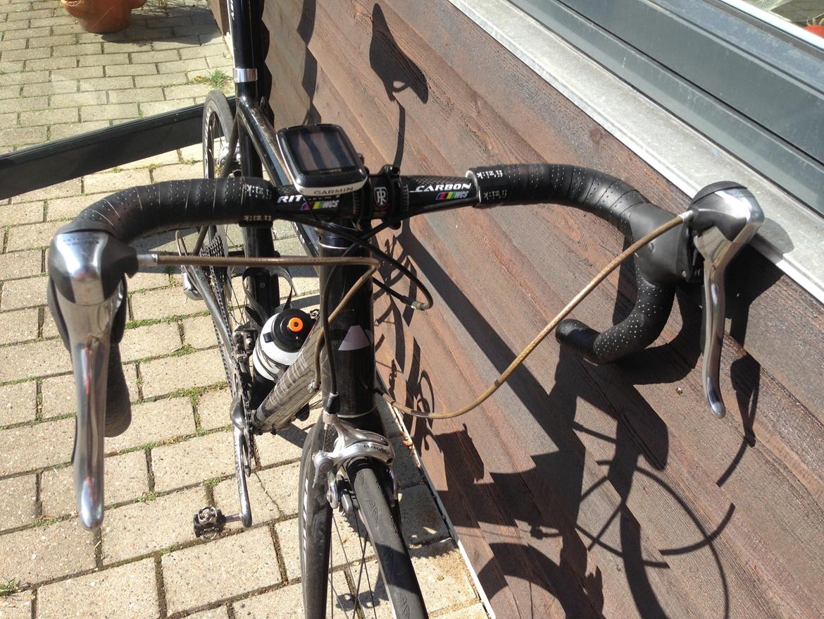 Canyon Canyon Ultimate CF 6.0 CT - De gamle Ultegragreb er lidt rodede med kablerne til siden, men det virker!! billede 8