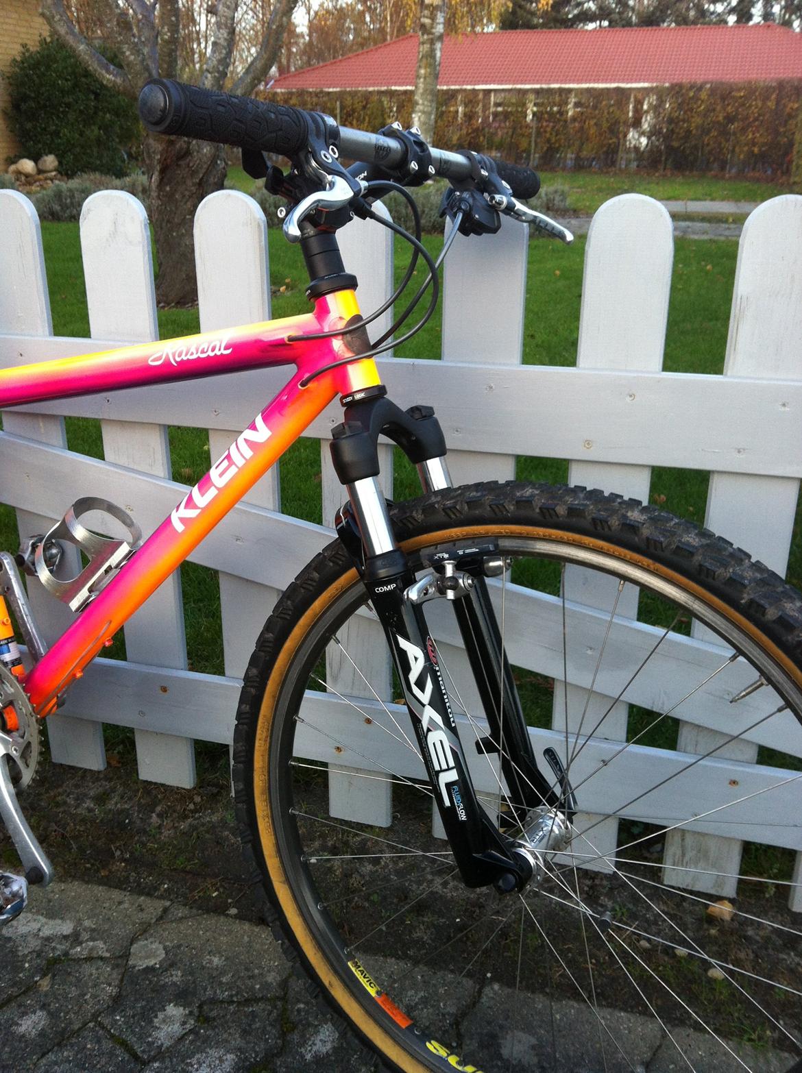 Klein Rascal - Sådan ser de 50 mm vandring ud. Mangler lige et sæt V-bremser eller en bro til cantilever bremserne. Der er også en Brake Booster på vej. Det plejer at hjælpe til at holde gaflen mere stiv når man står op og træder. billede 18