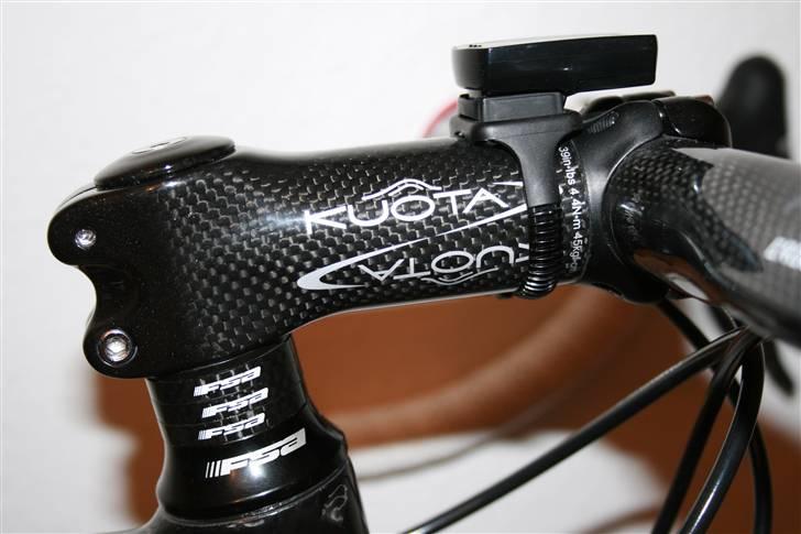 Focus Izalco Team *DØD* - Kuota RST06 frempind 110 mm 179 g. Cateye Strada computer. billede 9