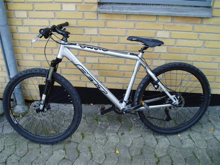 Felt q820 mountain bike online