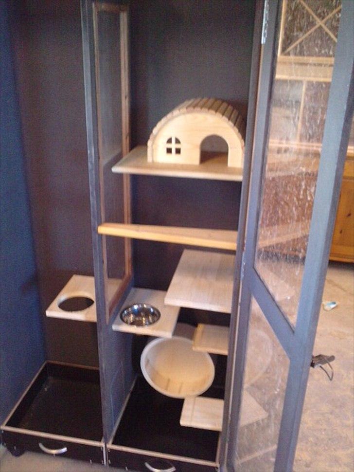 Hjemmelavet chinbur - Paradise city! - Så er der kommet låger med plexiglas i, så man kan se ind til de smukke gøjsere. 
Den ene side er færdig nu :-) billede 1