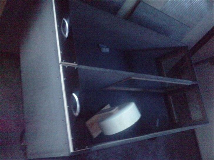 Hjemmelavet chinbur - Paradise city! - Chinburet som er delt i to, så min hun kan gå i den ene side, min han i den anden. Der bliver lavet en "skydelåge" som kan tages ud, til når de skal gå sammen :-) billede 3