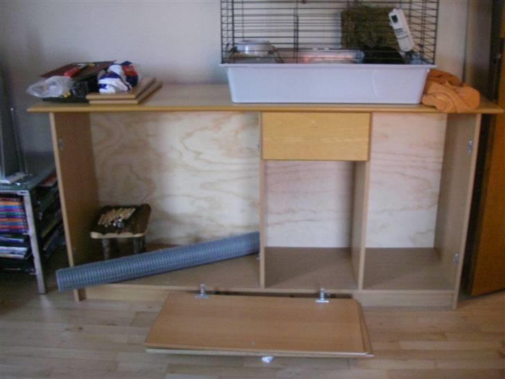 Mit hjemmelavet kaninbur - Så kom vi igang og fik sat en anden bagvæg på billede 3