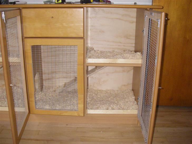 Mit hjemmelavet kaninbur - Højre side med låge og klar til at sætte kanin ind billede 8