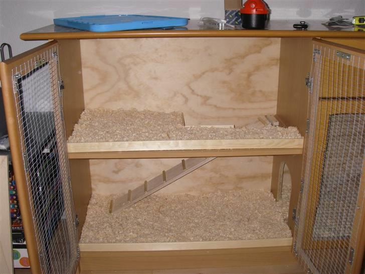 Mit hjemmelavet kaninbur - Højre side med låger og klar til at sætte kanin ind billede 9