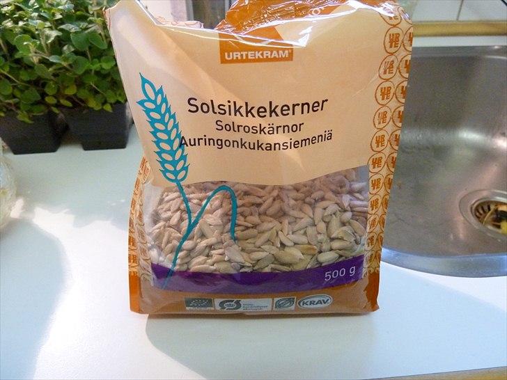 Min grønne vinterfodring (marsvin) - Mine dyr får ikke kraftfoder i form af pellets eller andet industrielt tørfoder. Det eneste kraftfoder de får er 3-4 solsikkekerner hver om ugen. I grunden ikke nødvendigt, men de elsker denne lille godbid, og samtidig er solsikkekerner godt for huden, forebygger læbesvamp og har et højt indhold af sunde, umættede fedtsyrer. billede 3