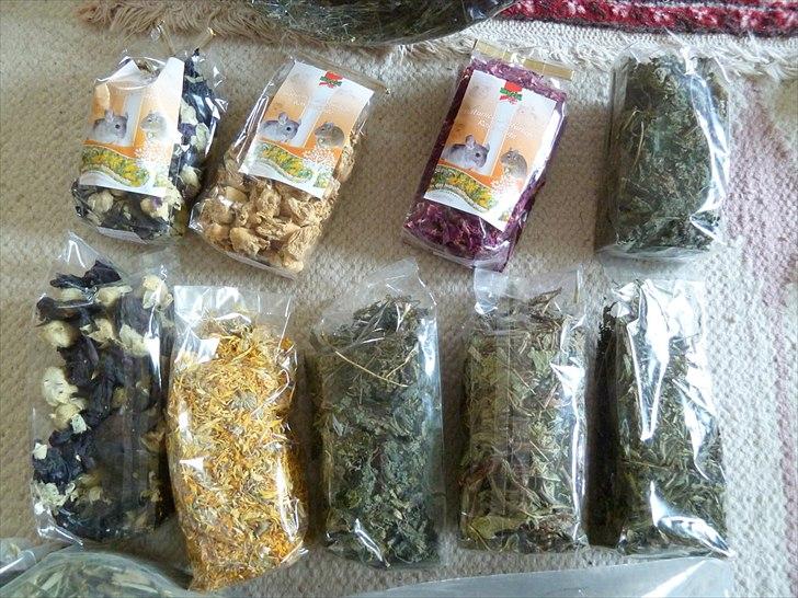 Min grønne vinterfodring (marsvin) - Jeg giver 3-4 slags friske urter hver dag og derfor er det ikke nødvendigt med tilskud af tørrede urter. Alligevel har jeg bemærket at marsvinene er glade for at få lidt tørrede urter og blomster i ny og næ, så det får de. Jeg synes det er svært at finde gode (grove - og ikke knuste) urter på danske online-shops og i helsebutikker, hvor de oftest er for fintskårne (til te-brug). 
Og går man i dyrehandlere er der oftest kun stænglerne tilbage - og ikke de mere næringsrige bladdele. Jeg har derfor bestilt disse hjem fra zooplus - udover forskellige blomster er der tale om mælkebøtte, lancet-vejbred og den allerbedste tørrede urt til marsvin: brændenælde.
Næste sommer må jeg tage mig sammen og tørre selv. billede 26