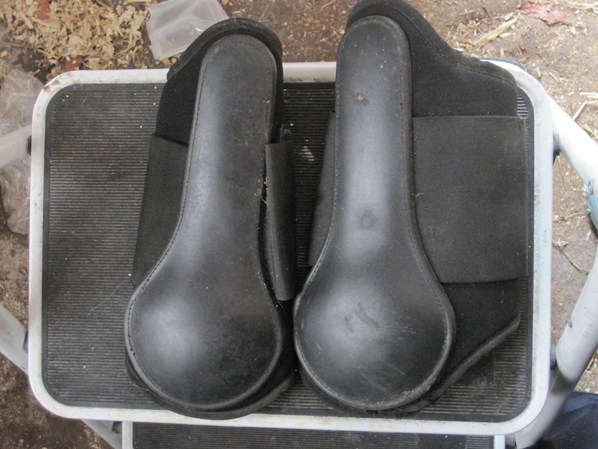 Rideudstyr til salg. - samme str der er også bagben med, for 4 stk, 100 kr. billede 2