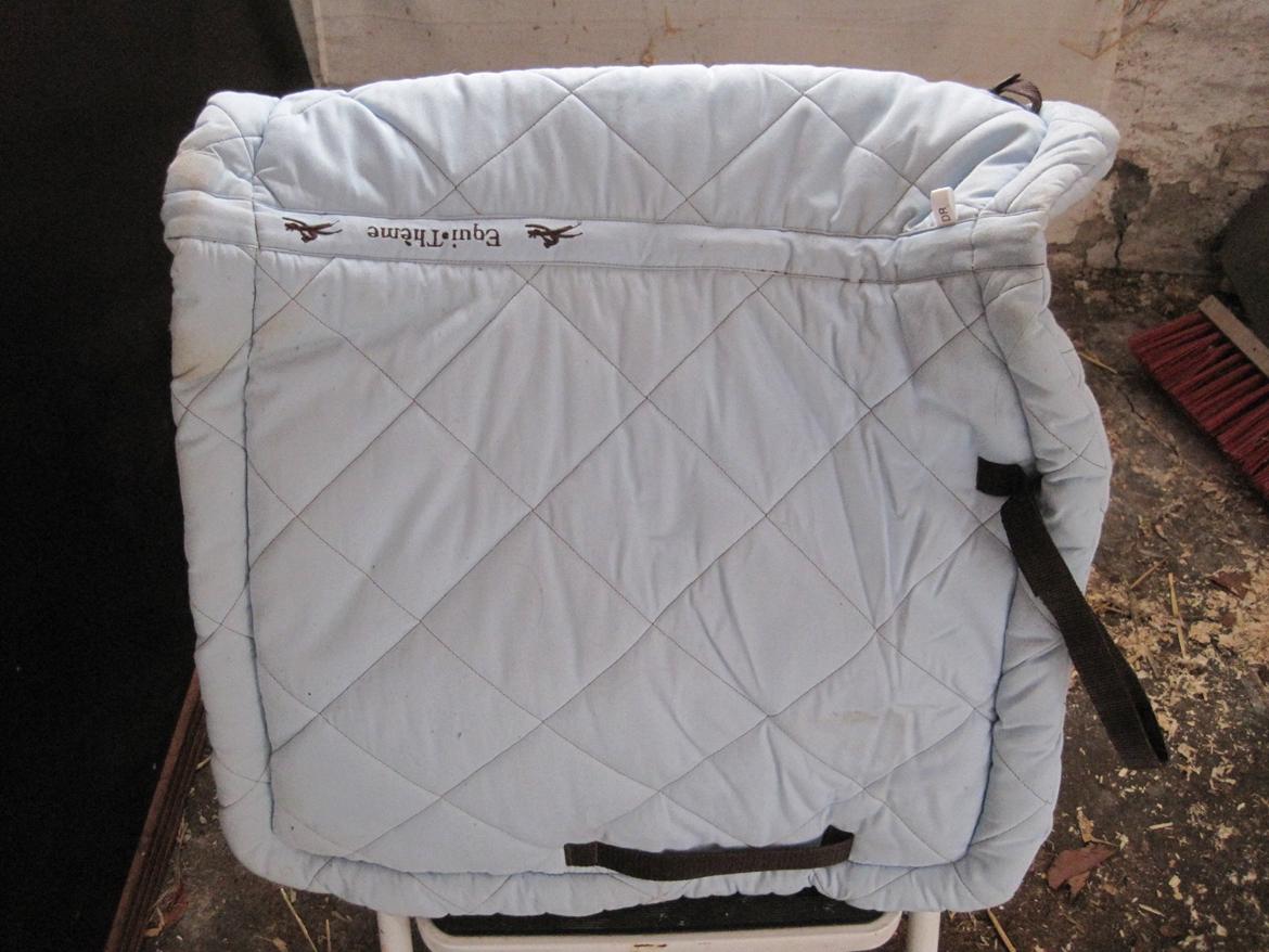 Rideudstyr til salg. - poly underlag i lyseblå. mere lyseblå end billedet viser. dressur 16". Equi theme. 80 kr. billede 10