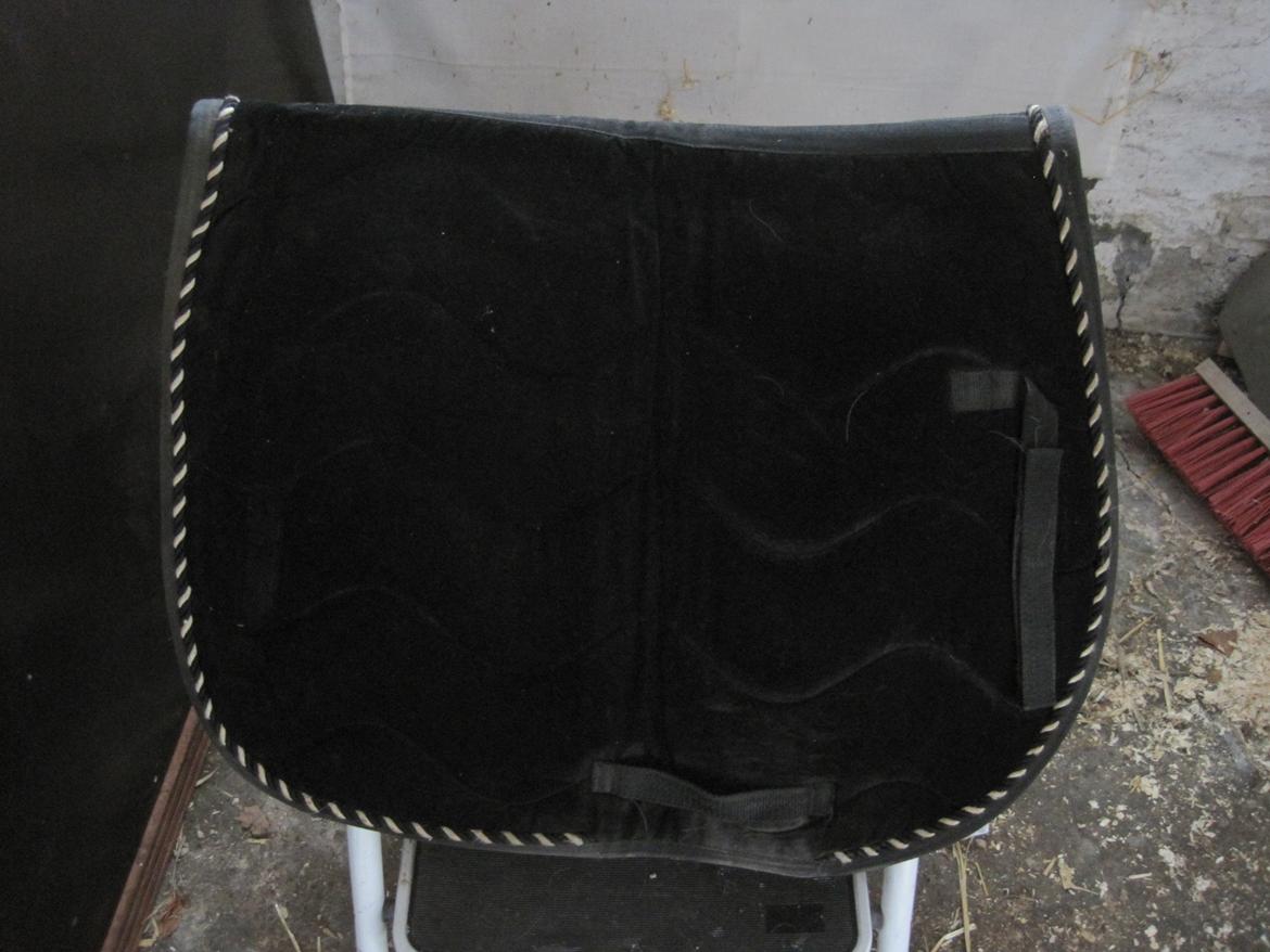 Rideudstyr til salg. - Lækkert sort tykt velour underlag med guld og sølv pipe 17" kombi. billede 18