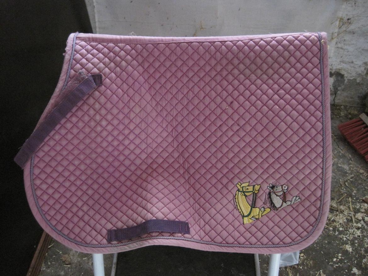 Rideudstyr til salg. - sødt snobby og snuske underlag 17" kombi. mere lilla end billede viser. 60 kr. billede 20