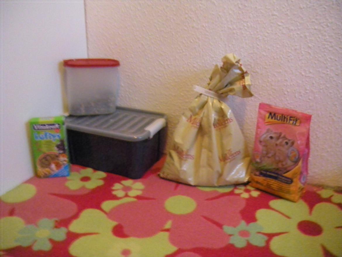 min "stald" //et kig vær// - den grønne :er sallys godbider
bøtterne:rabbit roial(staves)
den gule pose; alm kaninpiller(møllerens)
den lyserøde:sneboldt og brownie´s mad  billede 1