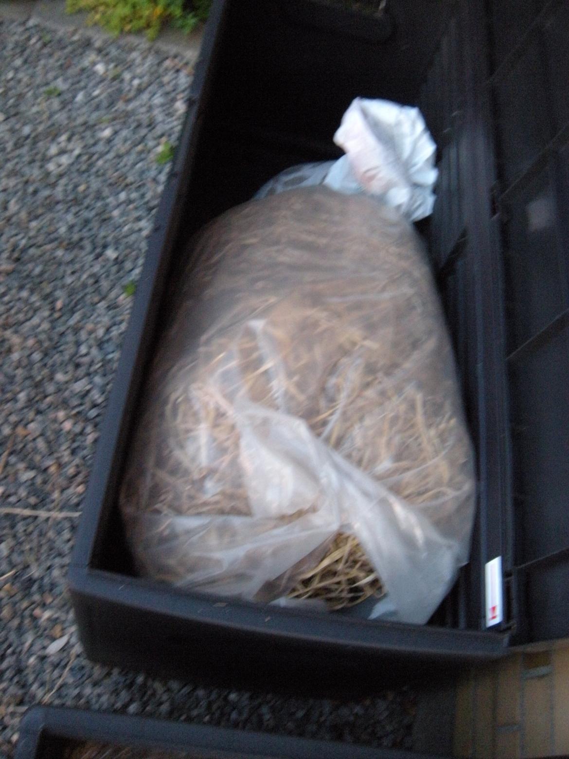 min "stald" //et kig vær// - halm og træpiller billede 13